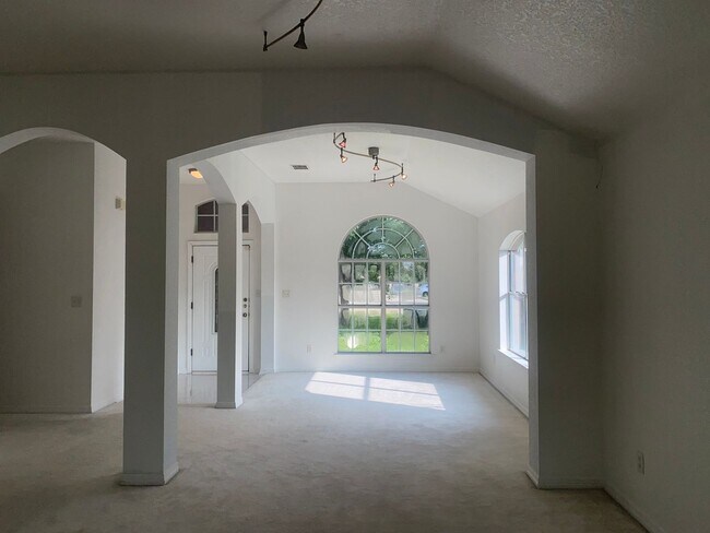 Foto del edificio - 4 BEDROOM, EASY COMMUTE