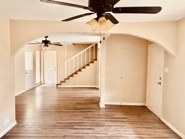 Foto del edificio - BEAUTIFUL 4 BEDROOM 2.5 BATH HOME IN LA MA...