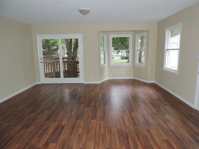 Building Photo - One story with 3 beds and 2 bath ranch hom...