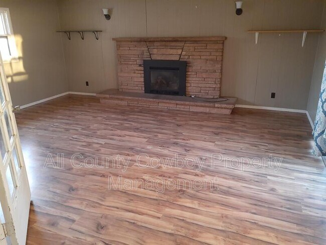 Foto del edificio - 907 Sanders Dr.