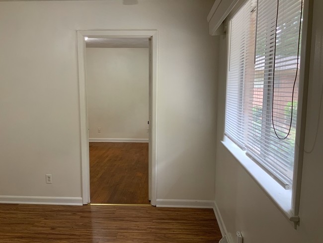 Building Photo - 1121 Scottsdale Dr