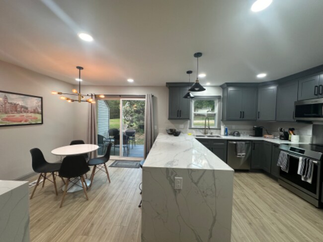 Foto del edificio - 241 N Clemson Ave