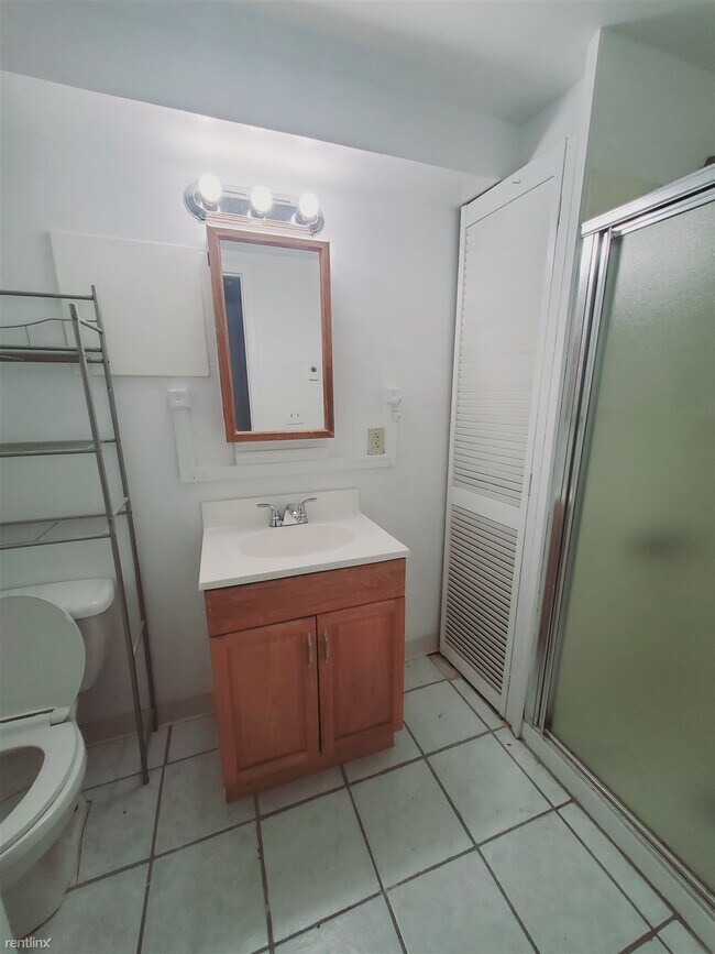 Building Photo - 1 br, 1 bath Condo - 63 Van Buskirk Ave Un...