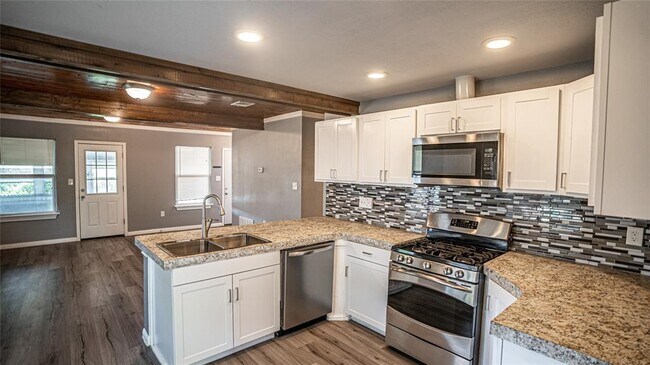 Building Photo - 106 W Hoopes Ave