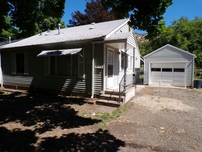 Building Photo - Charming 2 Story Gold Hill Home for Rent