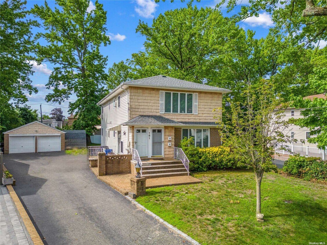 181 Schley Ave Unit 1, Albertson, NY 11507 Room for Rent in Albertson