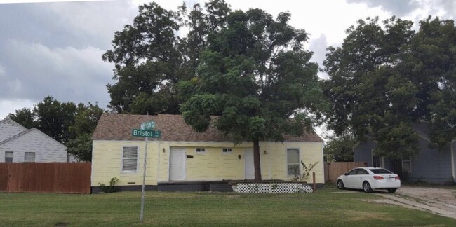 Left side apartment - 3003 Bristol Rd