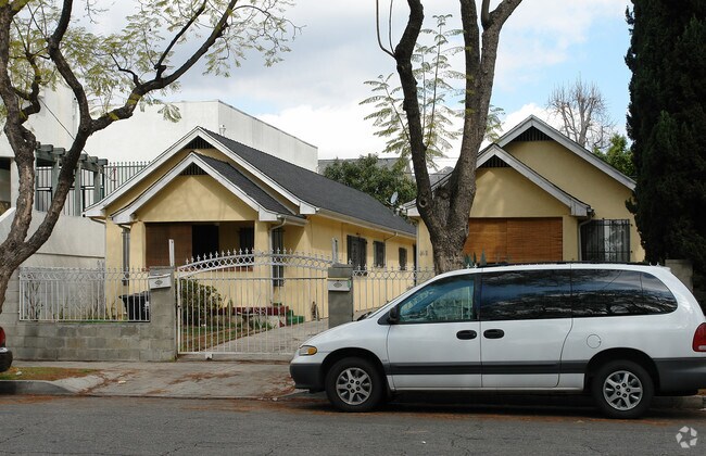 Foto del edificio - 4611-4613 Russell Ave