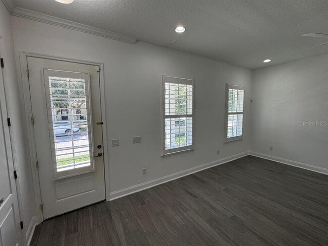 Foto del edificio - 1363 Ponce Dr