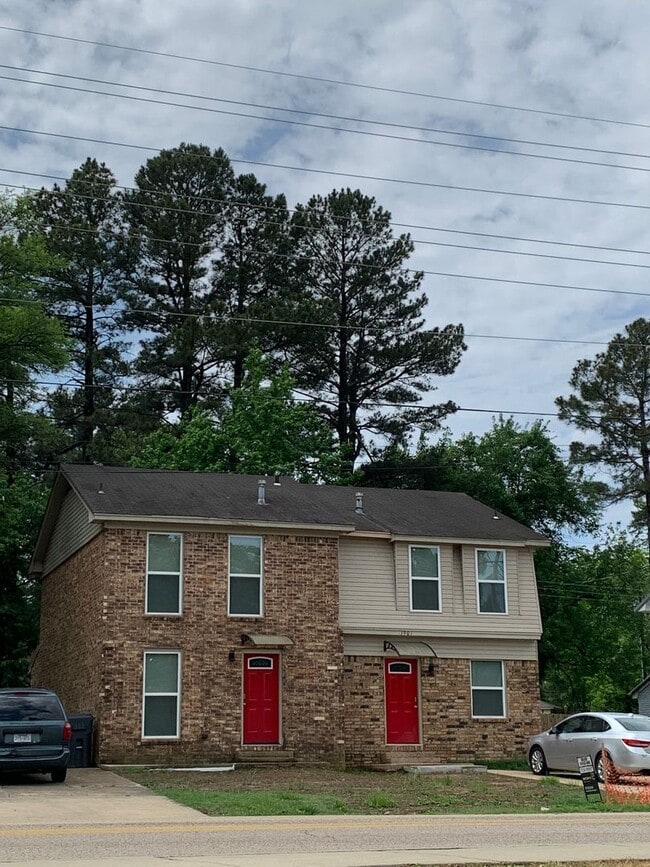 Building Photo - 1901 W Nettleton Ave