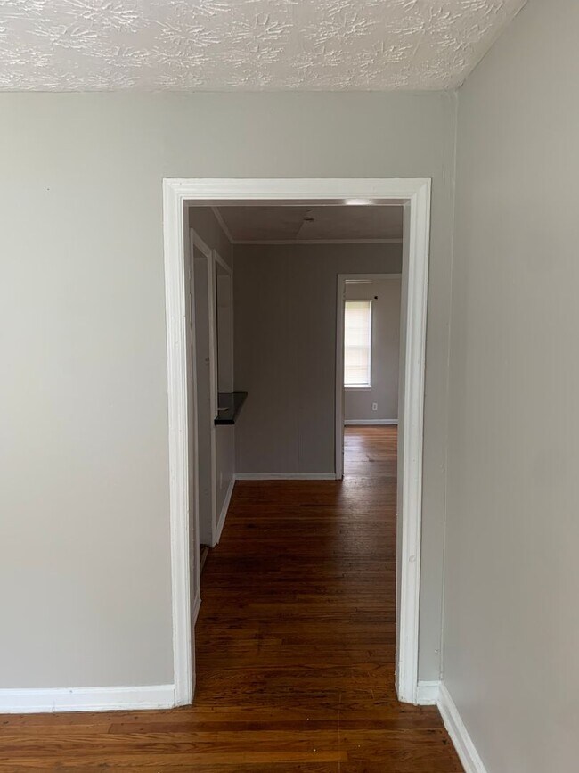 Building Photo - COMING SOON 3 Bed 1 bath