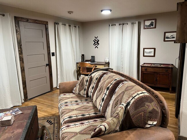 Building Photo - 1 Bedroom single family home