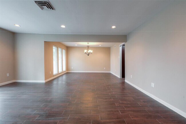 Building Photo - 5050 Glenmeadow Dr