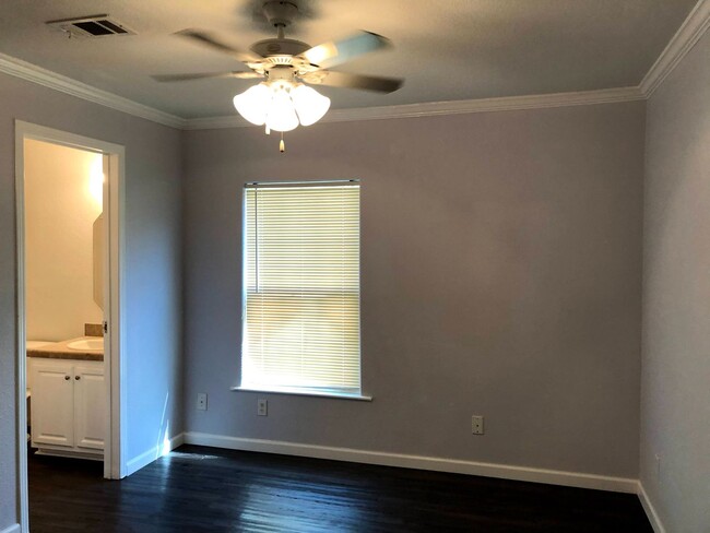 Building Photo - Room For Rent