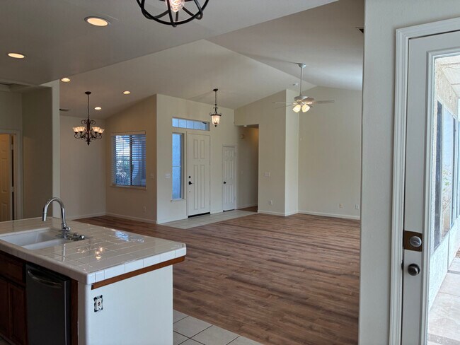 Foto del edificio - 2555 E Houston Ave