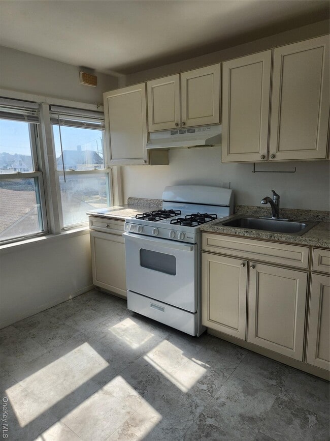 Foto del edificio - 49 Roger Ave