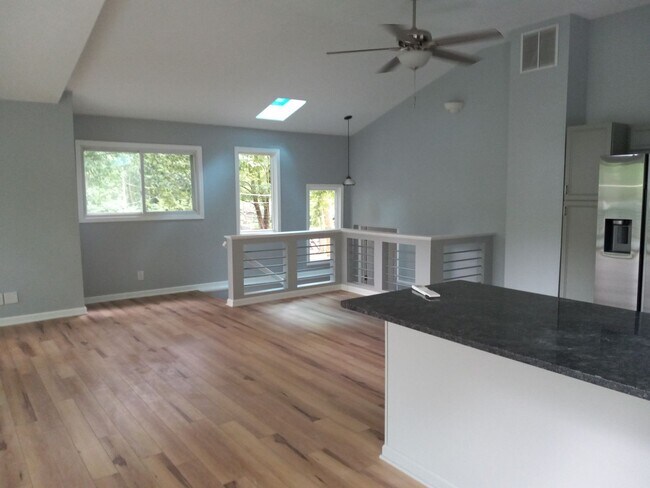 Building Photo - Three Bedroom on the River