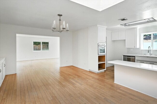 Foto del edificio - 8846 Laramie Ave