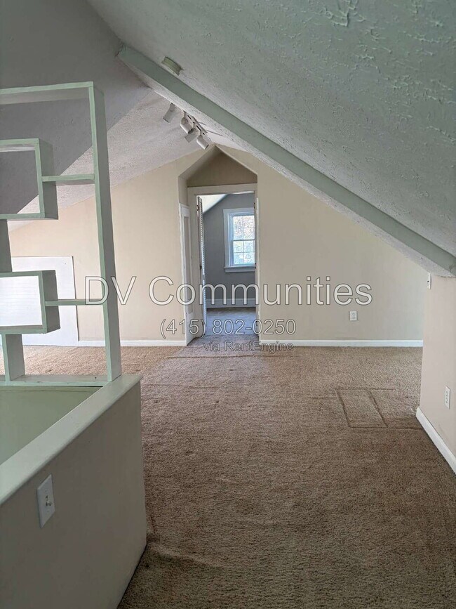 Building Photo - 9110 Rosewood Ave