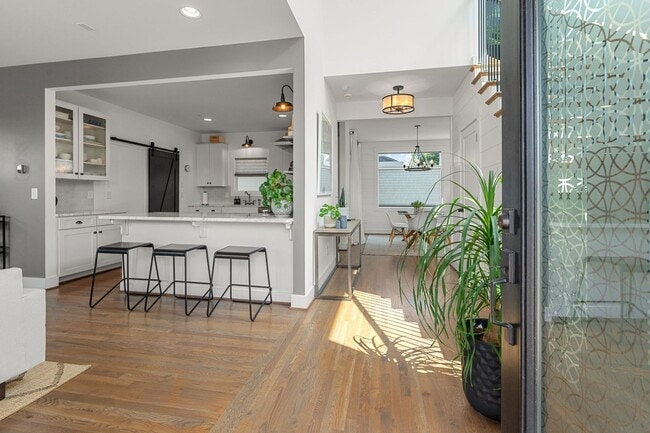 Building Photo - Stunning Rental In Charlotte Parkside