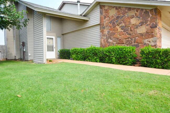 Building Photo - Charming 3-Bedroom, 2.5 Bath Home in South...