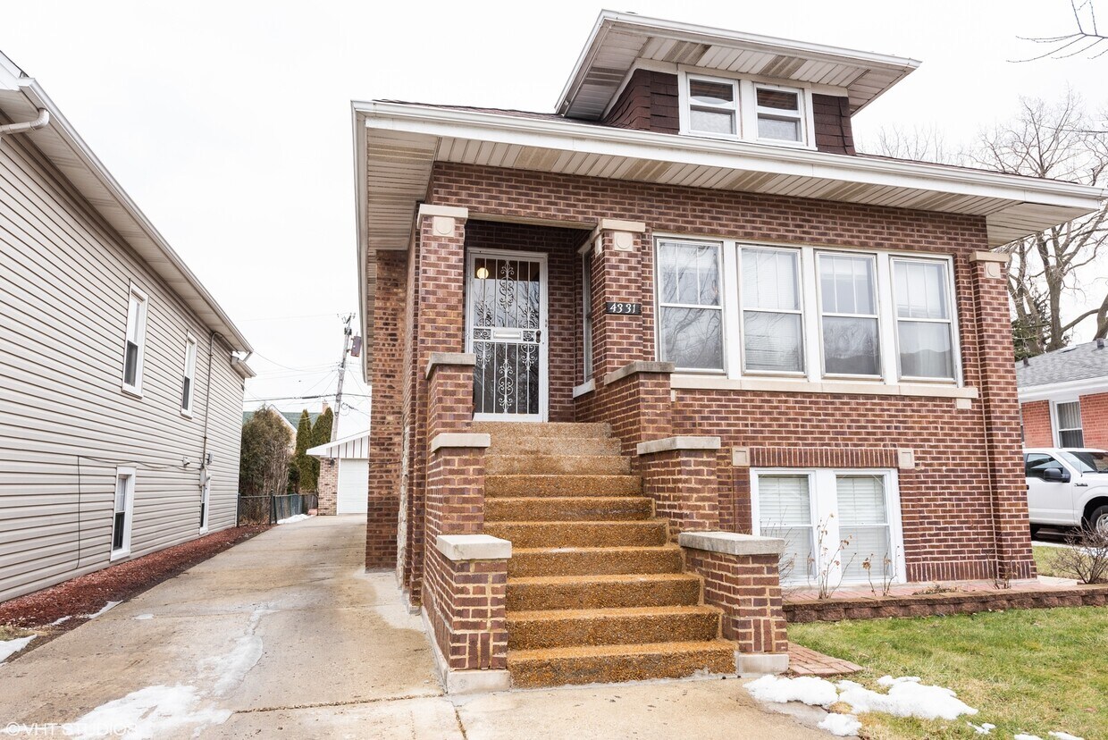 Primary Photo - 4331 N Narragansett Ave