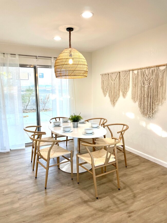 Comfortable dining area - 7084 Hillview Rd