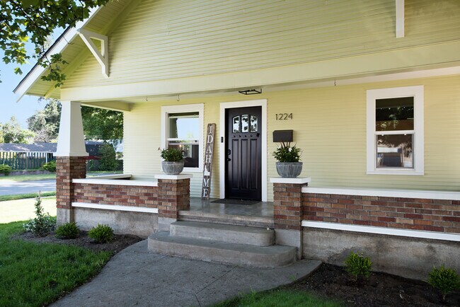 Porch Area Seating - 1224 N 5th St