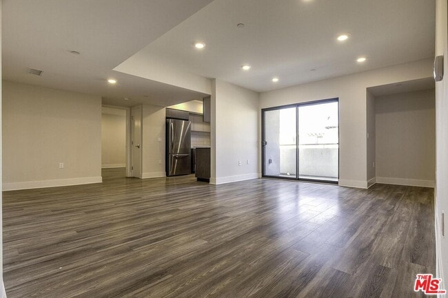 Building Photo - 5030 Rosewood Ave