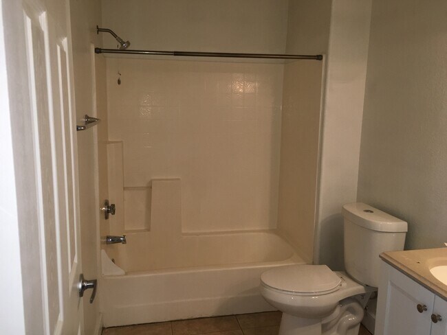 Building Photo - GREAT CONDO NEAR FREEWAY ACCESS!