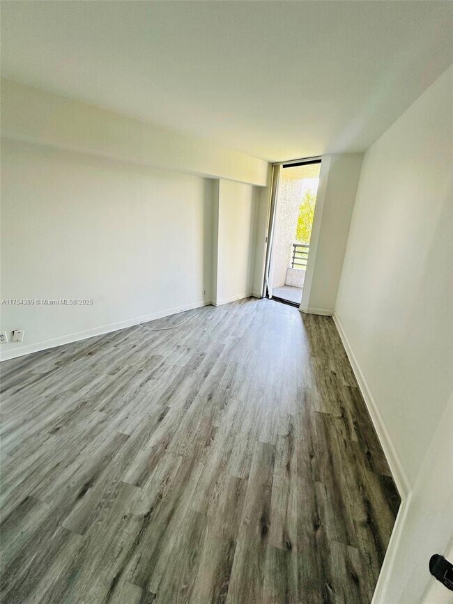 Foto del edificio - 3300 NE 191st St