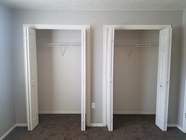 Building Photo - 2 Bed 1 Bath apartment in the popular Cont...