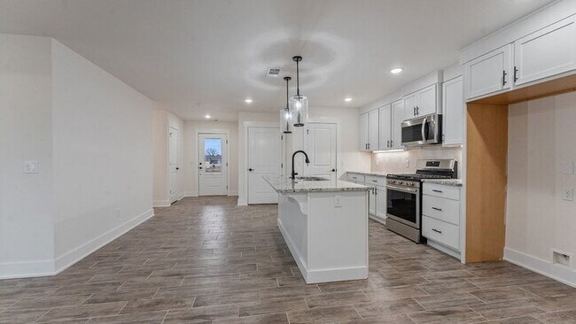 Foto del edificio - "Charming 3-Bedroom Retreat with Granite Finishes & Cozy Fireplace in Farmington!"