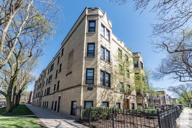 Foto del edificio - 3 bedroom in Chicago IL 60640