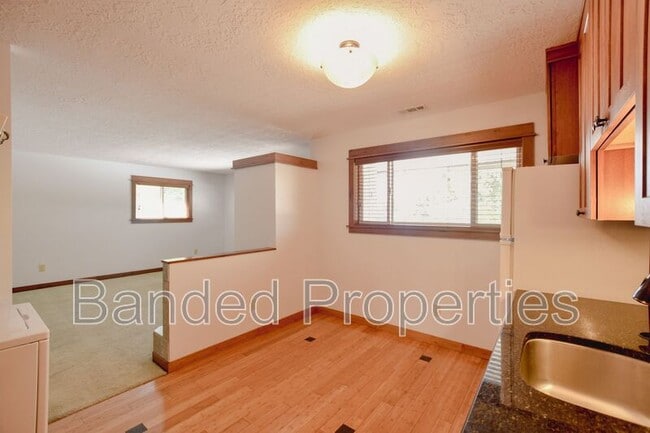 Foto del edificio - 5800 Main Point Blvd