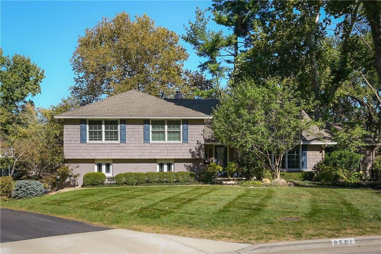 Primary Photo - Rare lease opportunity in Leawood + Spacio...