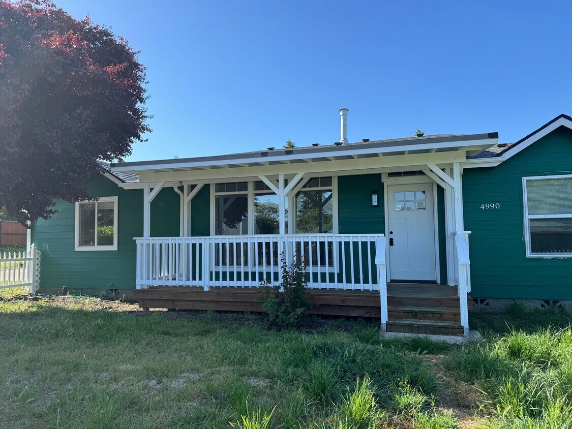 Foto principal - Large Green area 3 bedroom 2 bath with off...