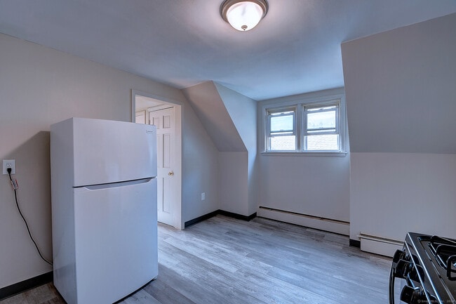 Building Photo - 93 Meadow St