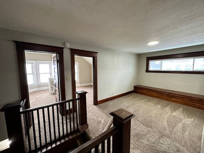 Foto del edificio - Alger Heights 3 bedroom Upper Unit