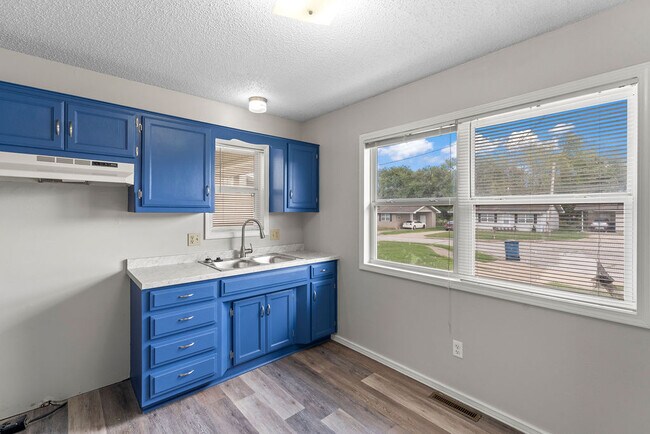 Foto del edificio - 2462 N Homewood Ave