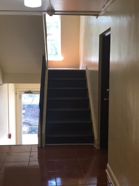 Escalera - 633 Nye Ave