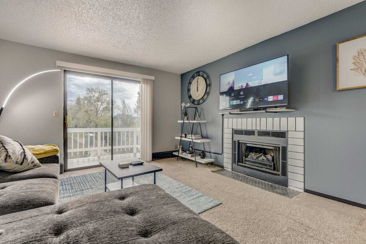 Living Area - 6652 Dublin Loop W
