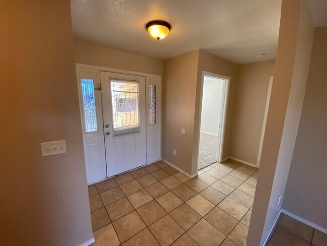 Building Photo - 3 bed 2 bath 1 car garage