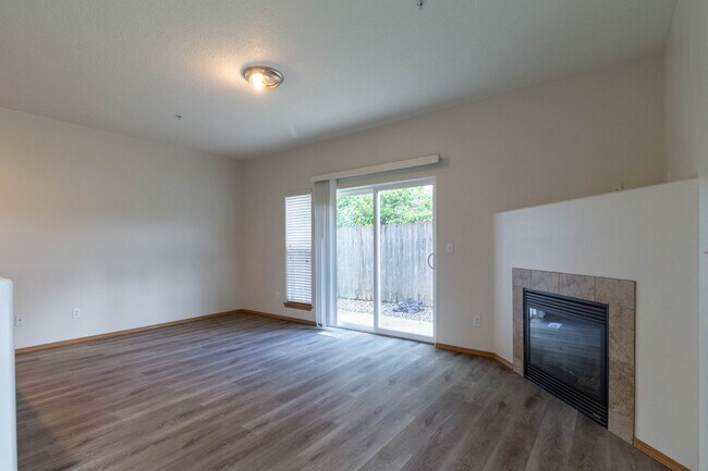 Building Photo - Beautiful 3 Bed 2.5 Townhome with 1 Car Ga...