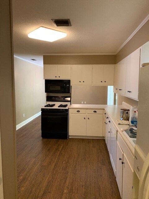 Building Photo - Price Drop!!! Large 3 Bedroom/2 Bath Home