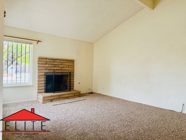 Building Photo - AVAILABLE NOW!!