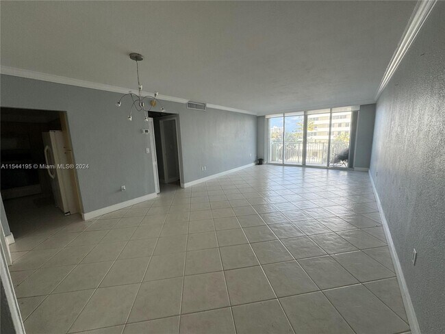 Building Photo - 10350 W Bay Harbor Dr