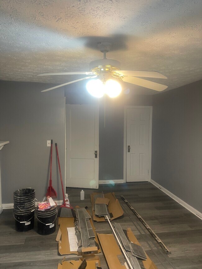 Foto del edificio - 12417 Watterson Ave