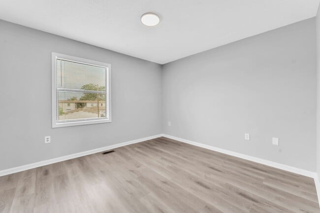Building Photo - *NEWLY RENOVATED* 2 Bedroom Townhouse in D...