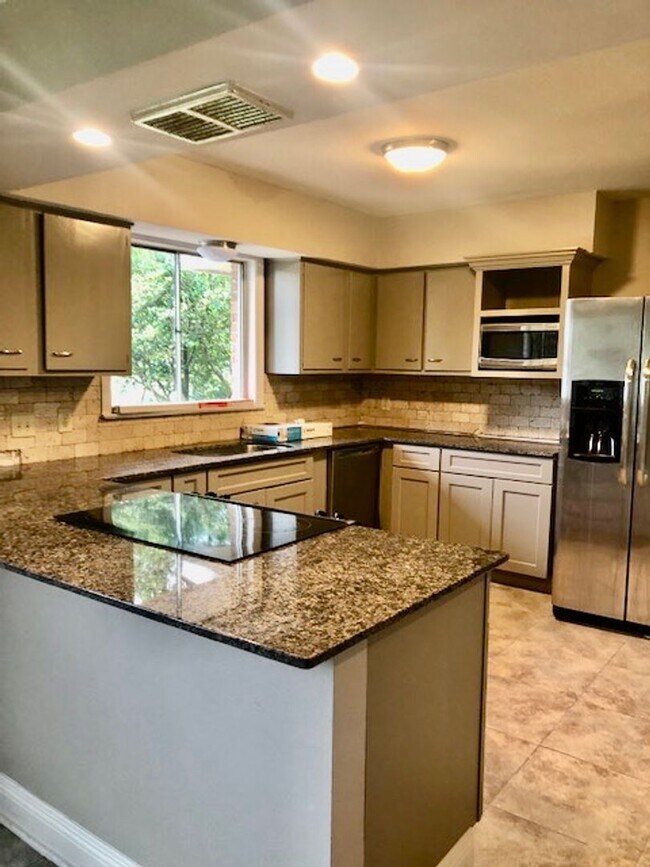 Foto del edificio - Location! Just updated! open kitchen,slab ...